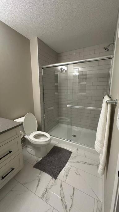Apartment Luxurious 4br - 2 Master Bedrooms Ensuite! Calgary