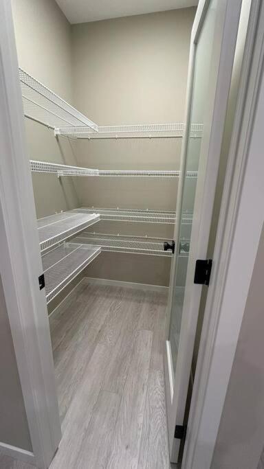 Luxurious 4br - 2 Master Bedrooms Ensuite! Calgary