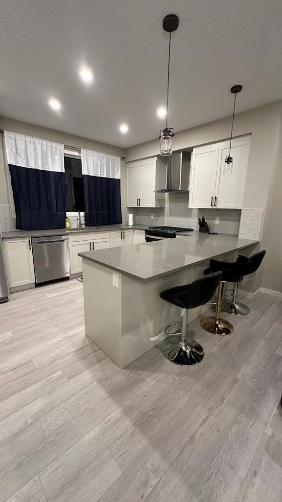 Luxurious 4br - 2 Master Bedrooms Ensuite! * Calgary