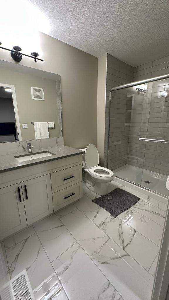 Luxurious 4br - 2 Master Bedrooms Ensuite! * Calgary