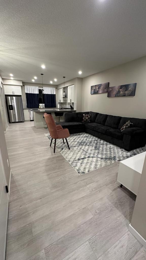 Luxurious 4br - 2 Master Bedrooms Ensuite! Calgary