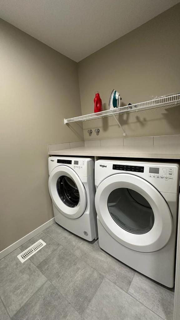 Luxurious 4br - 2 Master Bedrooms Ensuite! * Calgary