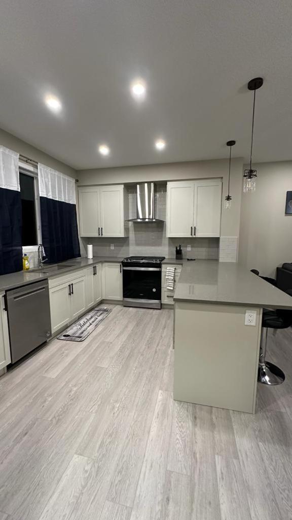 Luxurious 4br - 2 Master Bedrooms Ensuite! Apartment Calgary
