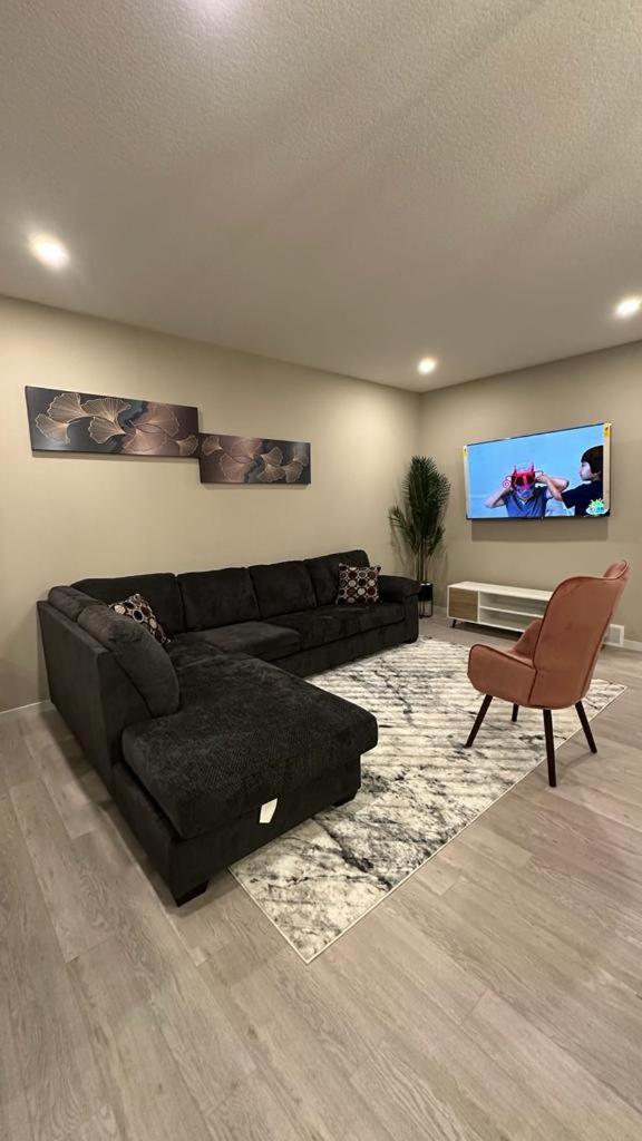 Luxurious 4br - 2 Master Bedrooms Ensuite!