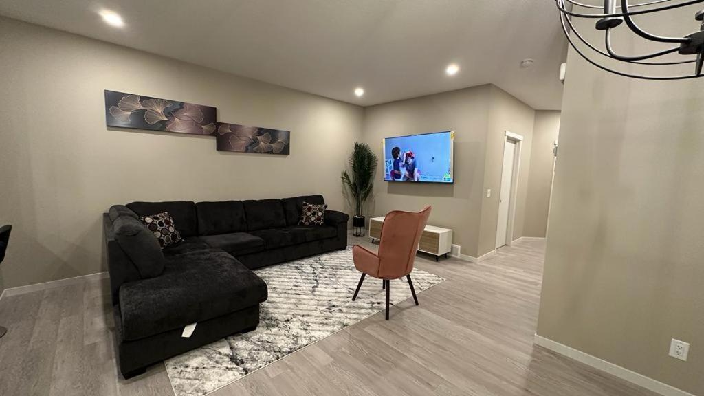 Luxurious 4br - 2 Master Bedrooms Ensuite! * Calgary