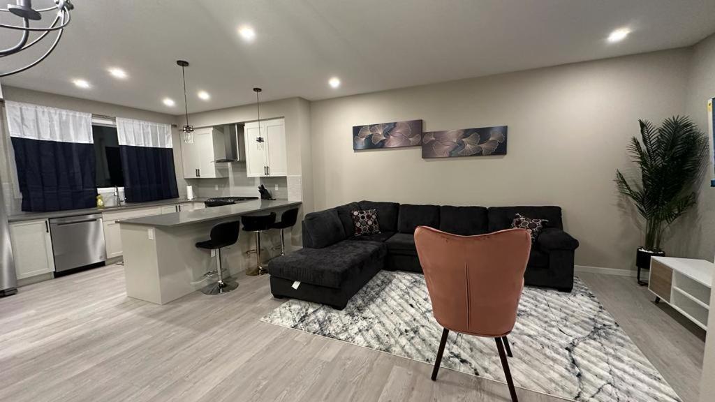 Luxurious 4br - 2 Master Bedrooms Ensuite! Apartment *
